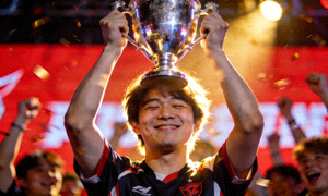 电竞选手夺冠后举起奖杯的激动时刻