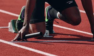 足球运动员接受采访的新闻发布室场景