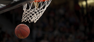 NBA篮球比赛空中接力扣篮的精彩动作画面